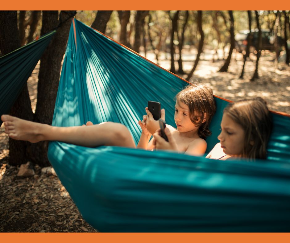 Das Smartphone reist mit - Digitale Sicherheit für den ersten Urlaub ohne Eltern